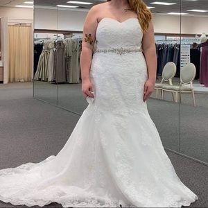 Beautiful brand new wedding dress, only tried on